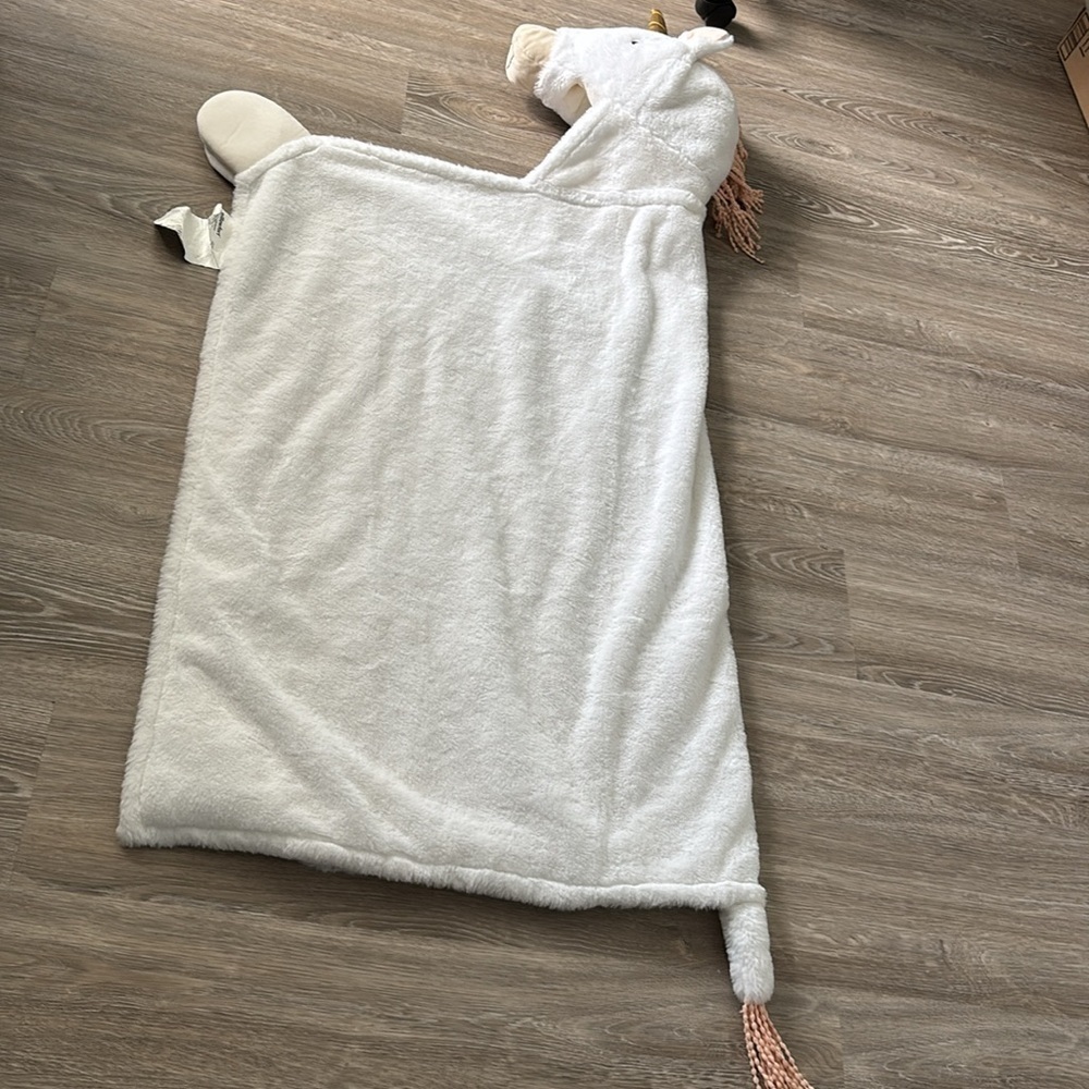 Pillowfort White Unicorn Hooded Blanket🎉 - Picture 3 of 7